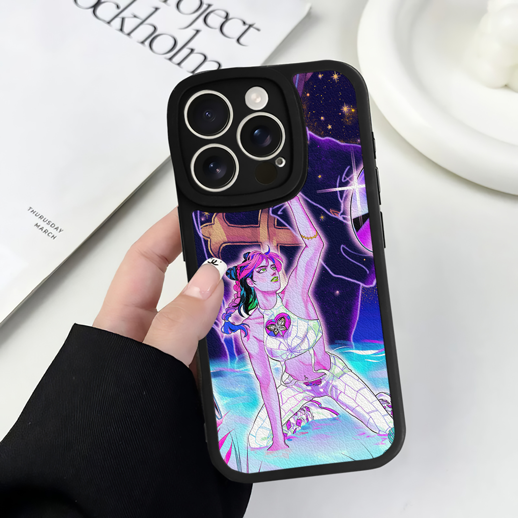 （画像用） ジョジョの奇妙な冒険 JoJo's Bizarre Adventure 【iPhone 16シリーズ対応】シリコンスマホケース（レザー調） 材質：シリコン